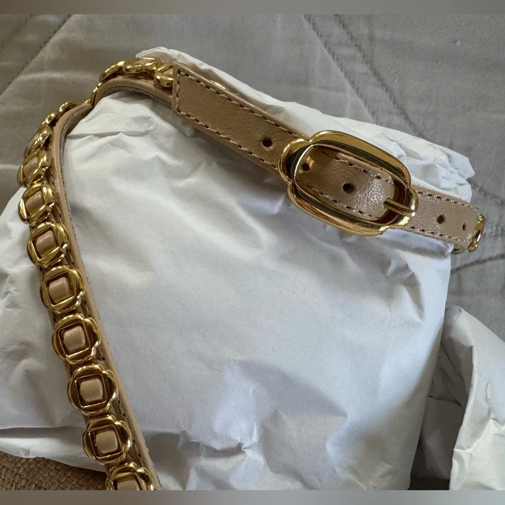 Larroude Gio Milanina Sandal Beige/Raffia made in Brazil.
New in original box. - Picture 9 of 11